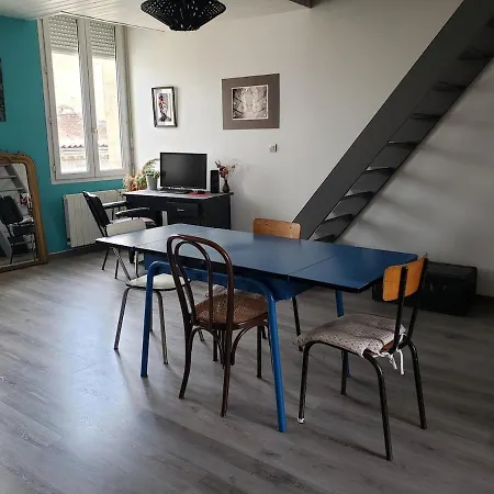 Beautiful Quiet Area Near Train Station Apartment